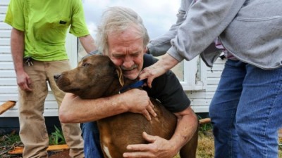 Хозяин обнимает свою собаку. После торнадо в Алабаме в 2012 году его дом был разрушен. Собака оказалась под завалами и увидеть её живой никто даже не мечтал.