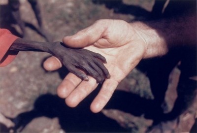 Рука миссионера и голодающего мальчика.